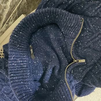 Colin's Kazağı Tüylenme Sorunu Ve Mağaza İlgisizliği