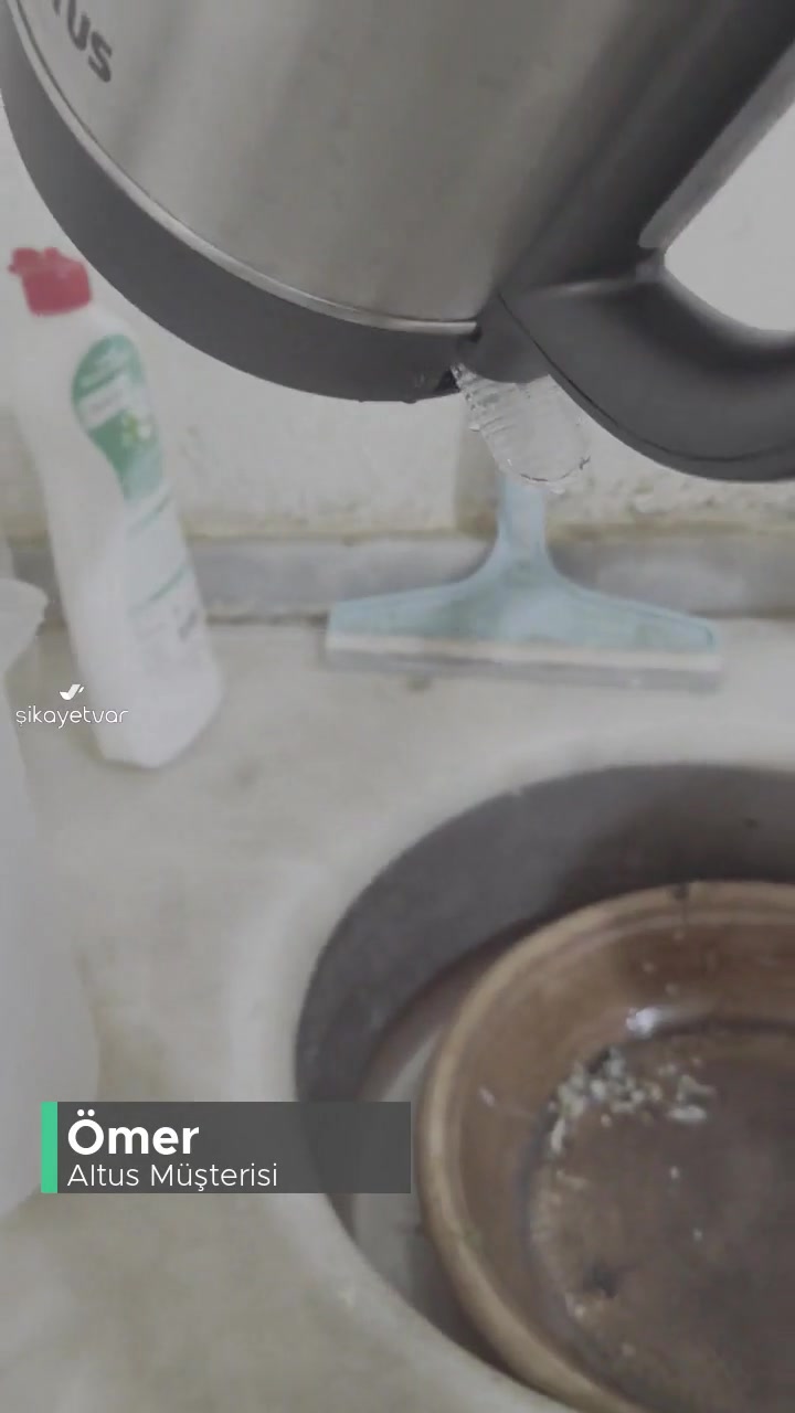 Altus Kettle Su Akıtıyor Yan Yatırınca, İçindeki Su Boşalıyor! videonun kapak resmi