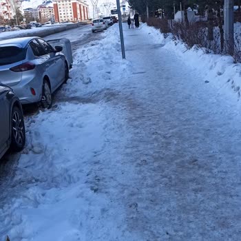Kışın Karla Kaplı Kaldırımlar: Belediyelerin Sorumluluk Karmaşası