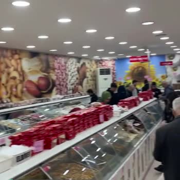 Halktan Kuruyemiş İnsana Ve Hijyene Saygısı Olmayan Mağaza