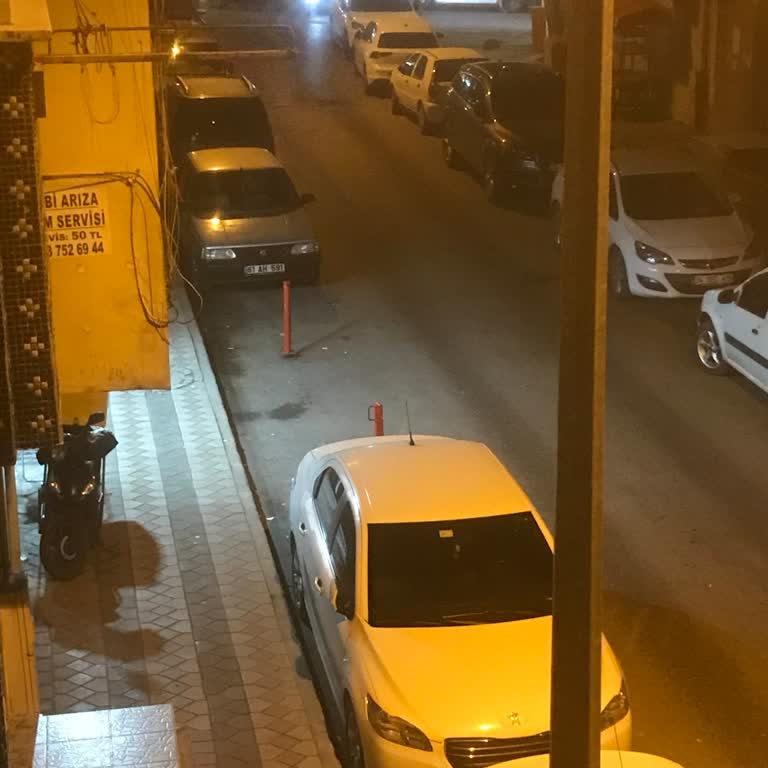 Sultangazi'de Esnafın Araç Parkına Engel Olması