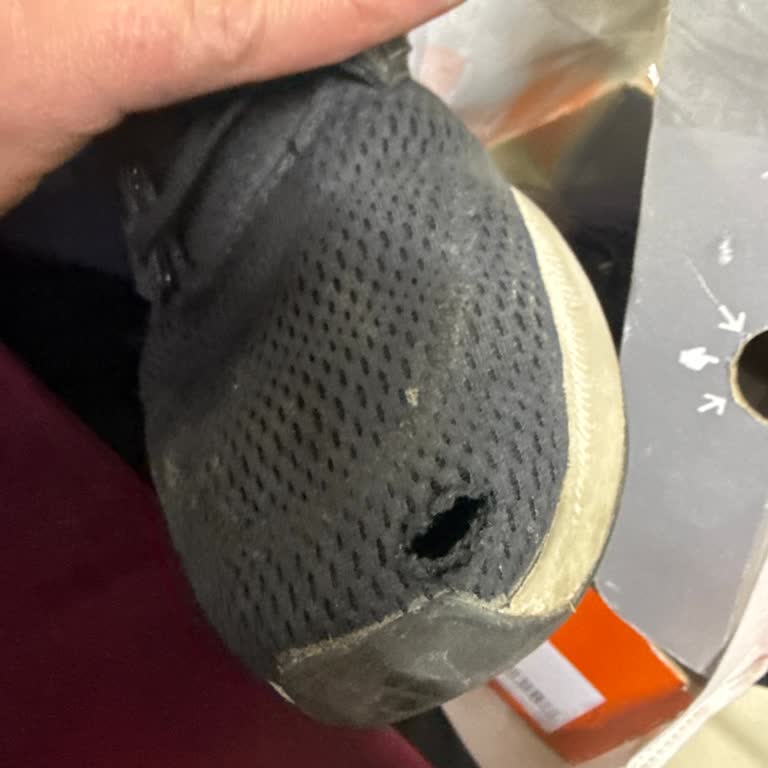 Dayanıksız Ayakkabı Ve Mağaza İlgisizliği