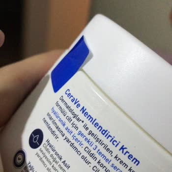 Крем CeraVe с открытой упаковкой из аптеки