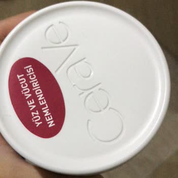 Крем CeraVe с открытой упаковкой из аптеки