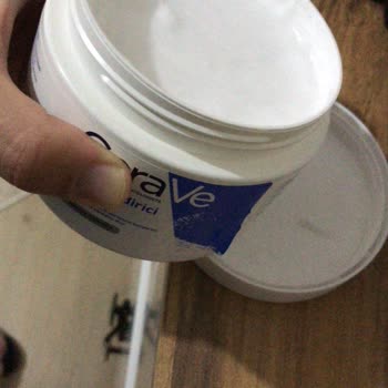 Крем CeraVe с открытой упаковкой из аптеки