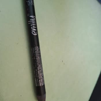 Tehlikeli Dudak Kalemi: İçinden Tel Çıktı!