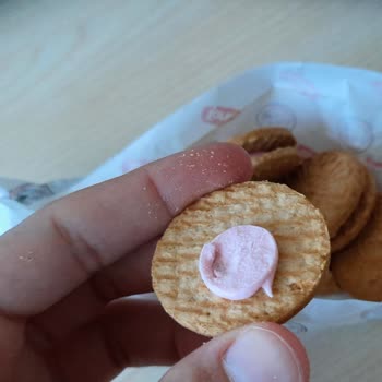 Torku Çilek Kremalı Bisküvilerde Krema Eksikliği