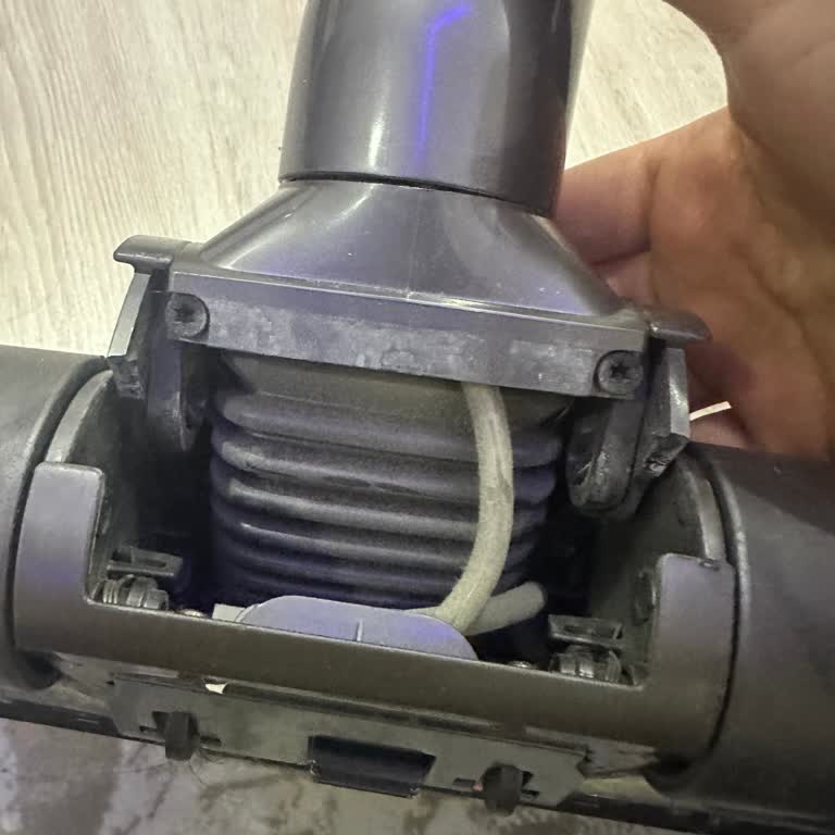 Dyson Süpürgenin Pneumatic Başlığı Kırıldı Ve Kullanılamıyor
