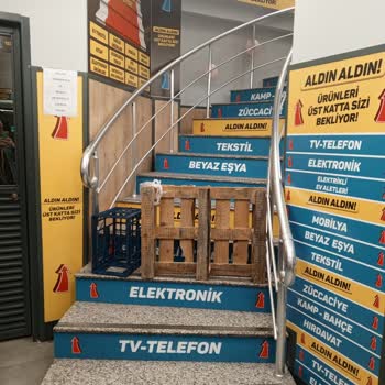 Market Çalışma Saatlerinde Müşteri İlgisizliği Ve Kapatılan Alanlar