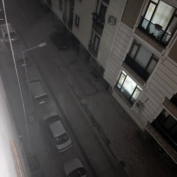 Sokak Lambaları Karanlıkta Bırakıyor