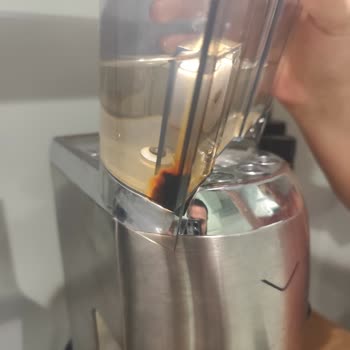 Paslanmaz Vida, Paslı Kahve: Espresso Makinesi Sorunu