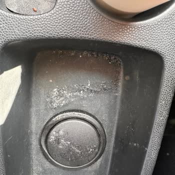 Araba Temizliği Fiyasko: İç Mekan Su Gibi!