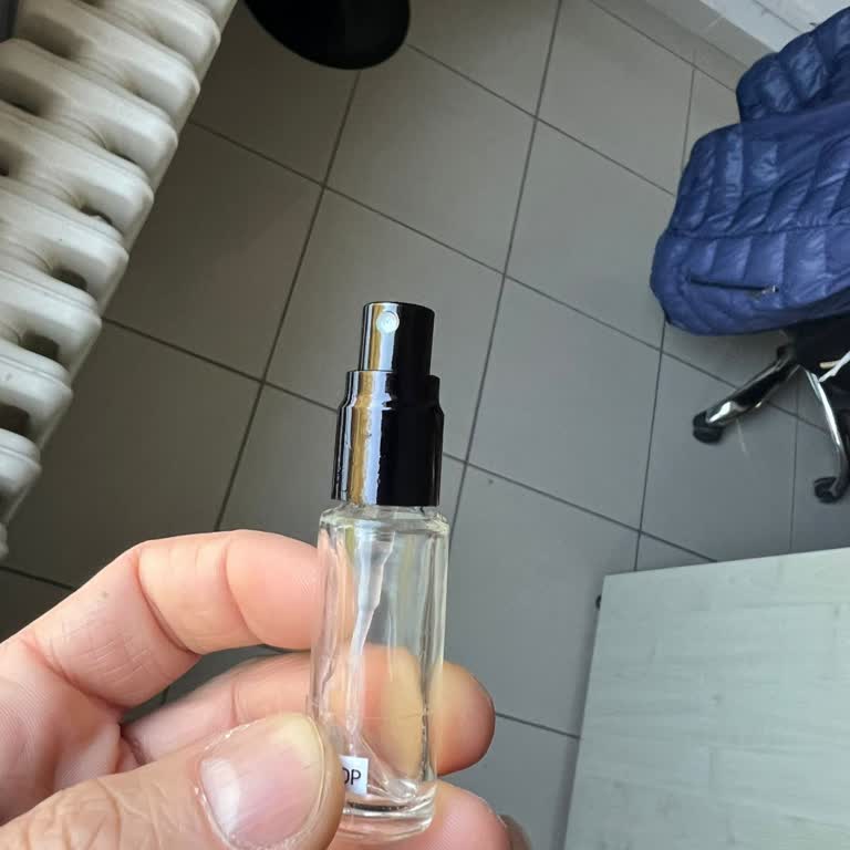 Kusurlu Parfüm Şişesi Ve İlgisiz Müşteri Hizmeti