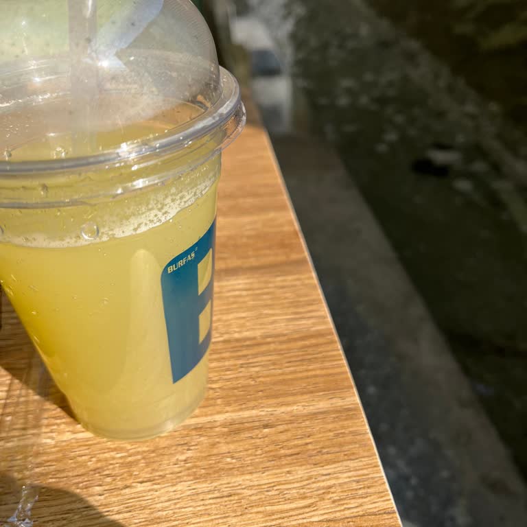 Burfaş Cafe'de Hizmet Eksikliği