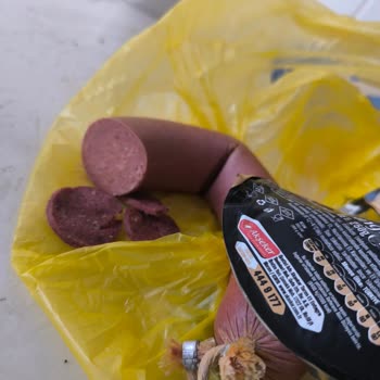 Akşeker Sucuğun İçindeki Gizemli Kabarcıklar