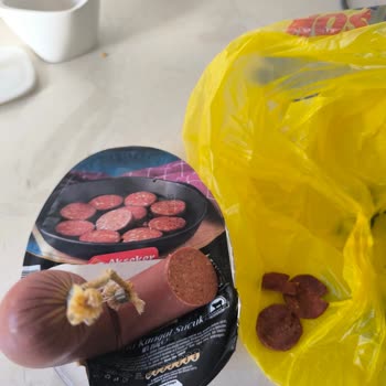 Akşeker Sucuğun İçindeki Gizemli Kabarcıklar