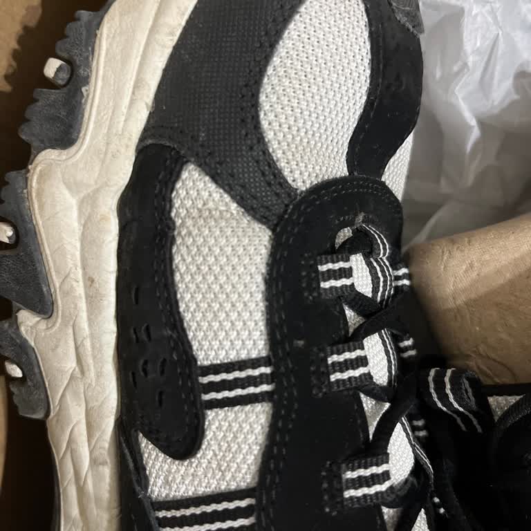 Skechers Yüksek Fiyatlı Ayakkabıda Çatlama Ve İletişim Eksikliği