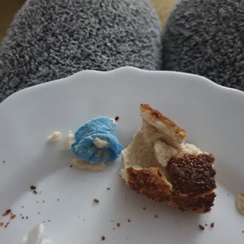 Dondurulmuş Simitin İçinden Eldiven Parçası Çıktı