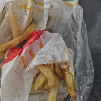 Yenilmiş Hamburger Ve Dağınık Patatesler İle Hayal Kırıklığı