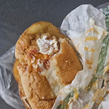 Yenilmiş Hamburger Ve Dağınık Patatesler İle Hayal Kırıklığı