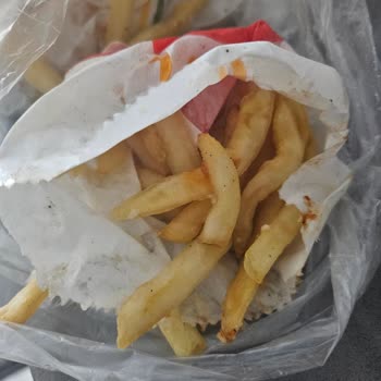 Yenilmiş Hamburger Ve Dağınık Patatesler İle Hayal Kırıklığı