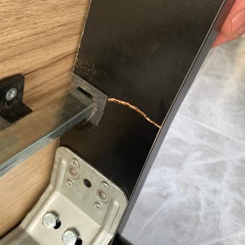 Kırık Masa Takımı Ve İlgisiz Müşteri Hizmetleri