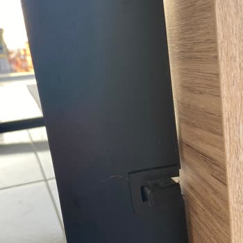 Kırık Masa Takımı Ve İlgisiz Müşteri Hizmetleri