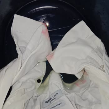 Domestos Kıyafetlerde Kalıcı Leke Bırakıyor