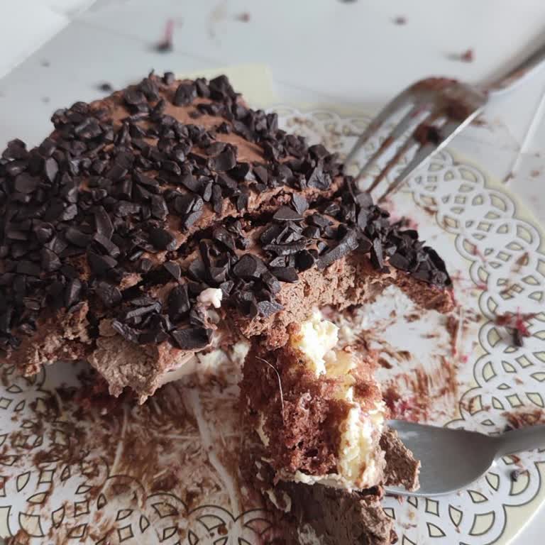 Kuğu Pastanesi'nde Hijyen Skandalı: Pastadan Saç Çıktı