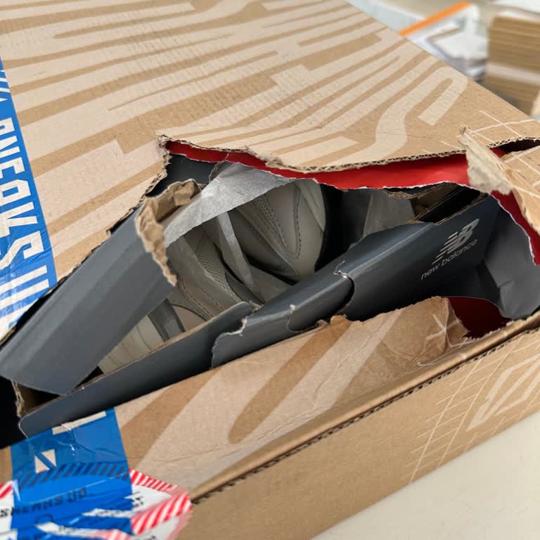 Açılmış Paket Ve Şüpheli Ayakkabı Değişimi