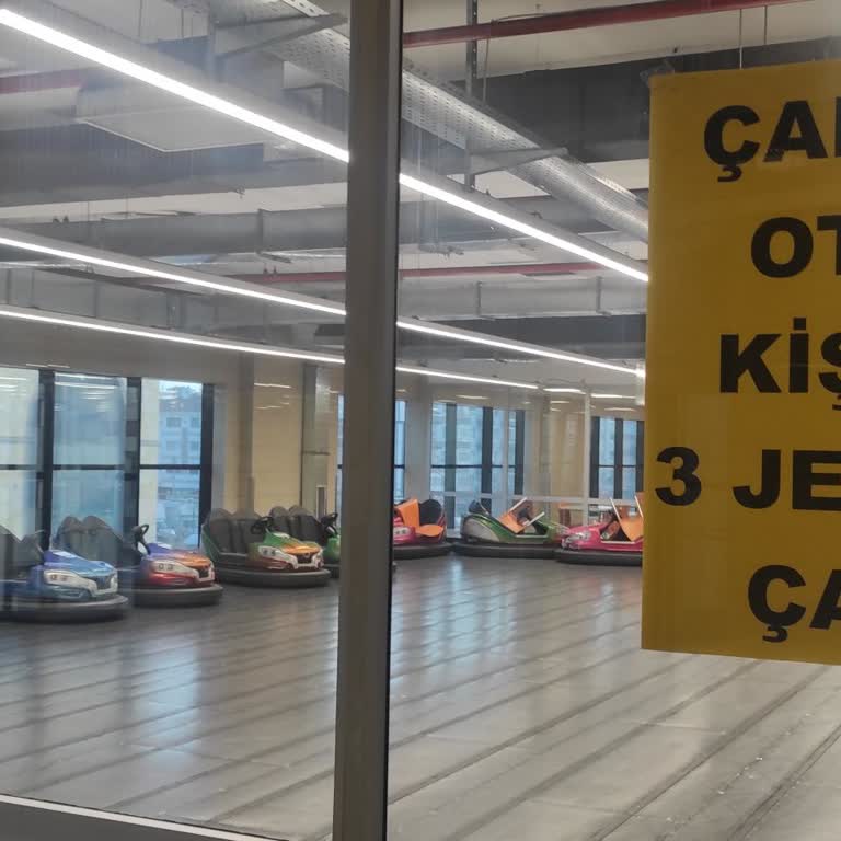 Oyun Parkında Çalışmayan Çarpışan Arabalar