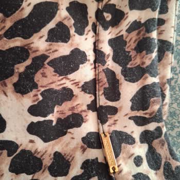 Leopar Desenli Etek İlk Giyişte Renk Değiştirdi Ve Tiftiklendi