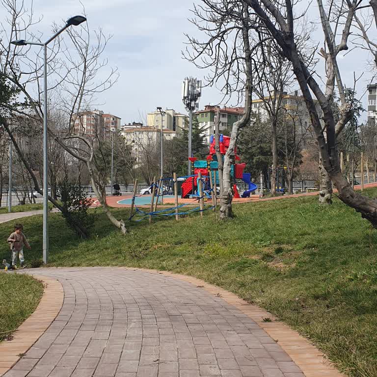 Çocuk Parkının Yanındaki Baz İstasyonu Tehlikesi