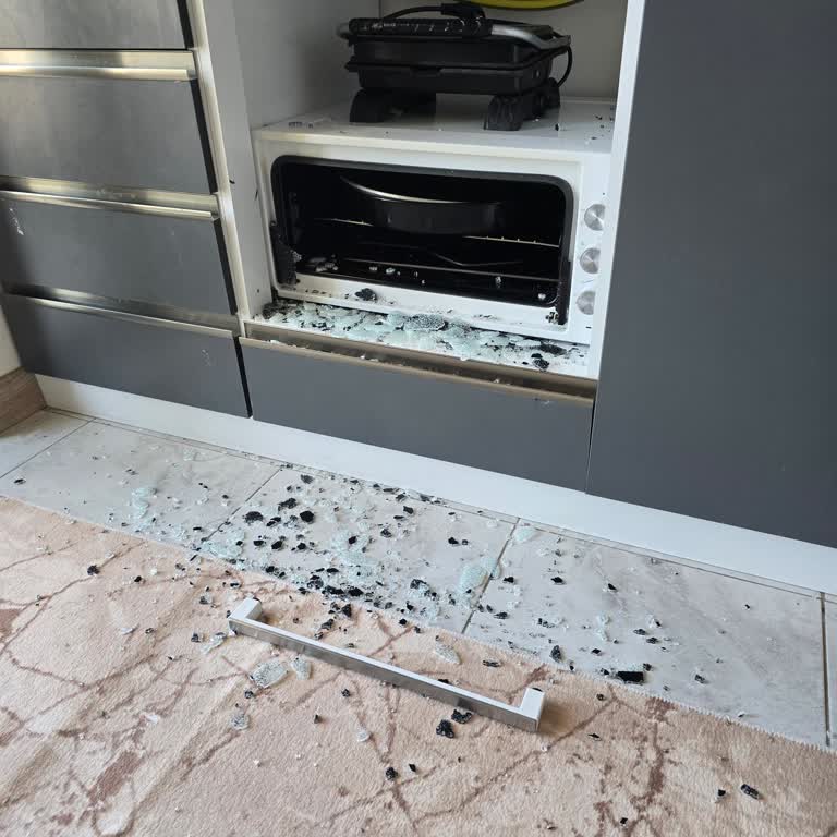 Gece Yarısı Patlayan Fırın Camı Tehlike Saçtı