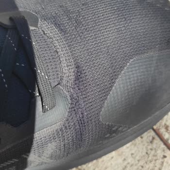 Nike Ayakkabıda Beklenmedik Deformasyon