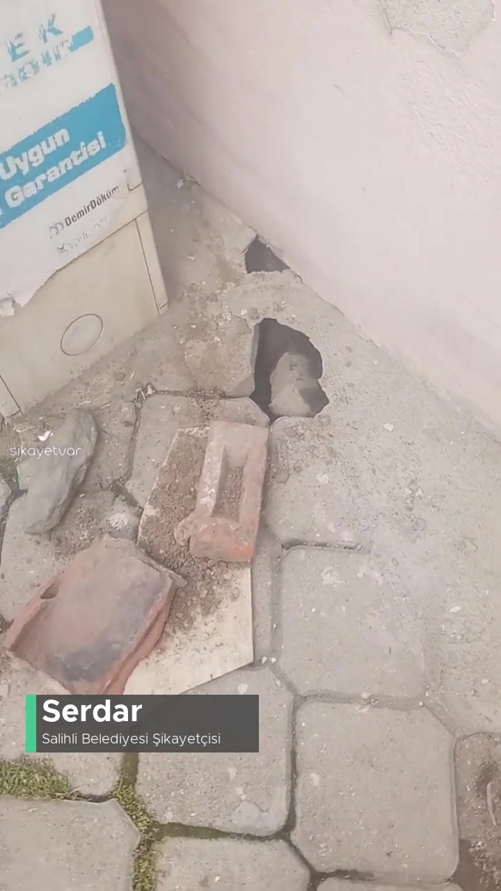 Salihli Belediyesi Binamızın Dibinde Çökme Var Kanalizasyon Pislikleri Dışarı Çıkıyor videonun kapak resmi