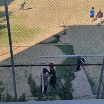 Halı Saha Yanındaki Apartmanımızda Sürekli Top Sorunu