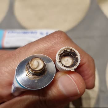 Expigment %4 Kremde Anormal Parçalar Ve Siyah Sıvılar