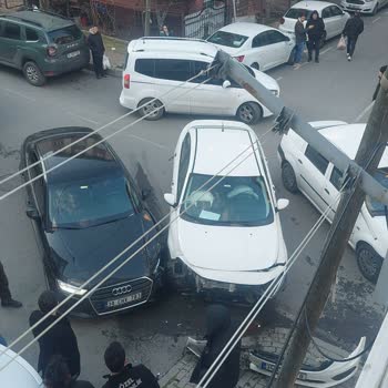 Tehlike Saçan Telefon Direği