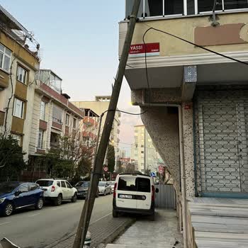 Tehlike Saçan Telefon Direği