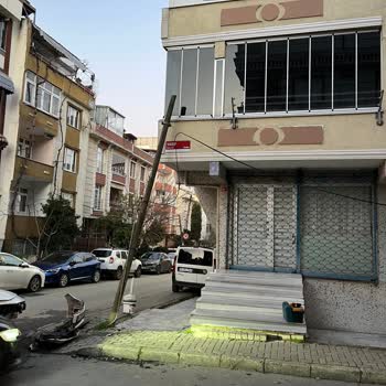 Tehlike Saçan Telefon Direği