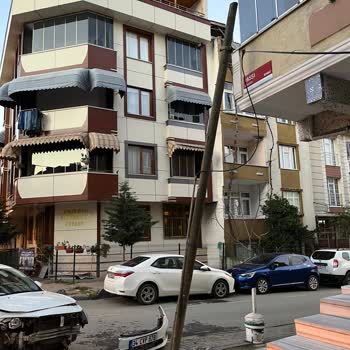 Tehlike Saçan Telefon Direği