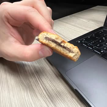 Ülker Biskrem Extra'nın Yanıltıcı Görseli Ve Kalitesiz Çikolatası