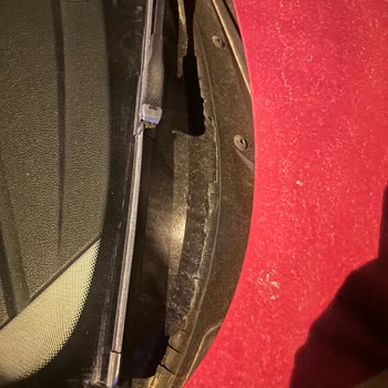 BMW 1 Serisi Ön Cam Alt Bakalit Sorunu