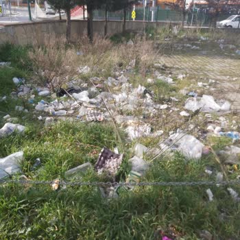 Kartal Belediyesi Cezaevi Durağında Çöp Sorunu: Çocuklarımızın Güvenliği Tehlikede!