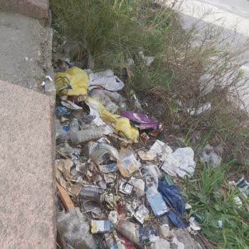 Kartal Belediyesi Cezaevi Durağında Çöp Sorunu: Çocuklarımızın Güvenliği Tehlikede!