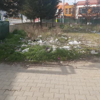 Kartal Belediyesi Cezaevi Durağında Çöp Sorunu: Çocuklarımızın Güvenliği Tehlikede!