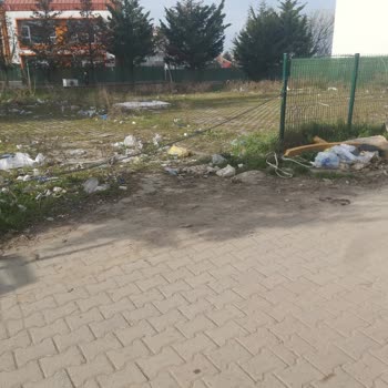 Kartal Belediyesi Cezaevi Durağında Çöp Sorunu: Çocuklarımızın Güvenliği Tehlikede!