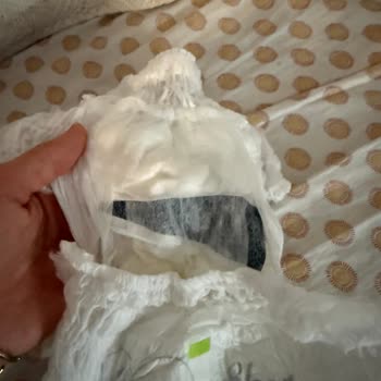 Bebek Bezi İçinde Kağıt Parçası Şoku