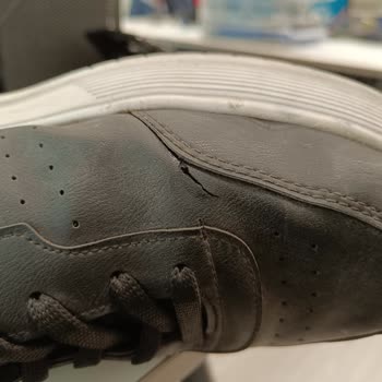 Paul Mark Mağazasında Hayal Kırıklığı: Yırtılan Ayakkabı Ve Yetersiz Müşteri Hizmeti